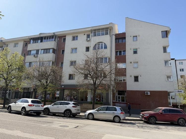 Apartament cu 3 camere decomandat în Babadag