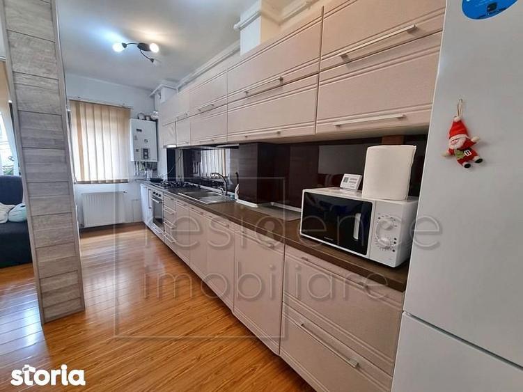 Apartament cu 3 camere semidecomandat, mobilat în Central