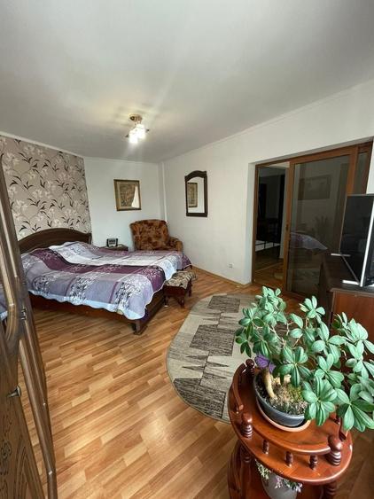 Apartament cu 4 camere decomandat, mobilat în Cetate