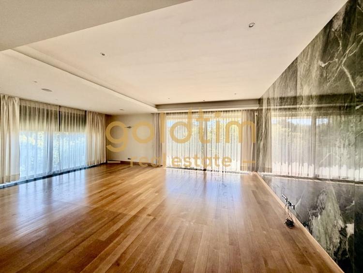 Apartament cu 5 camere decomandat, mobilat în Primăverii
