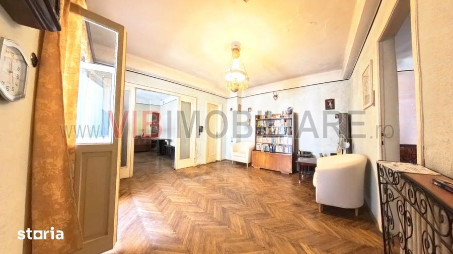 Apartament cu 3 camere semidecomandat în Moșilor