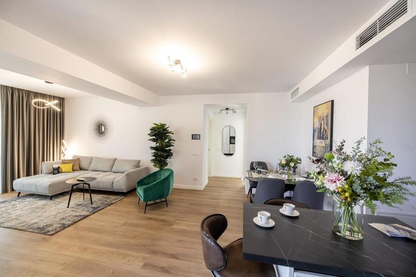 Apartament cu 4 camere decomandat în Băneasa