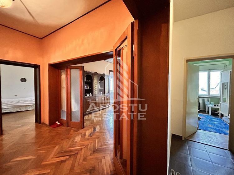 Apartament cu 4 camere decomandat în Central