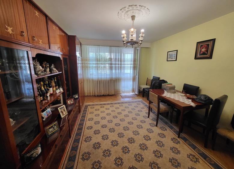 Apartament cu 3 camere decomandat în Central