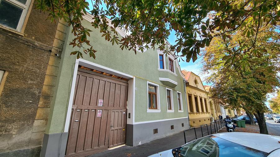 Apartament cu 8 camere decomandat în Blumăna