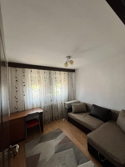 Apartament cu 3 camere semidecomandat în Satu Nou
