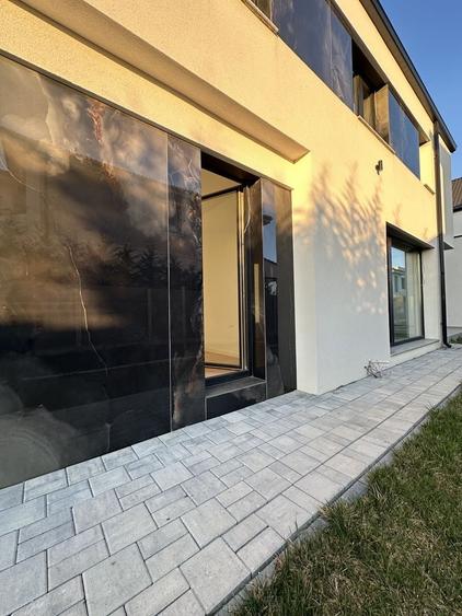 Duplex cu 5 camere cu Canalizare în Exterior Nord