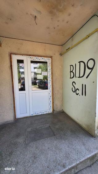 Apartament cu 4 camere semidecomandat în Corabia