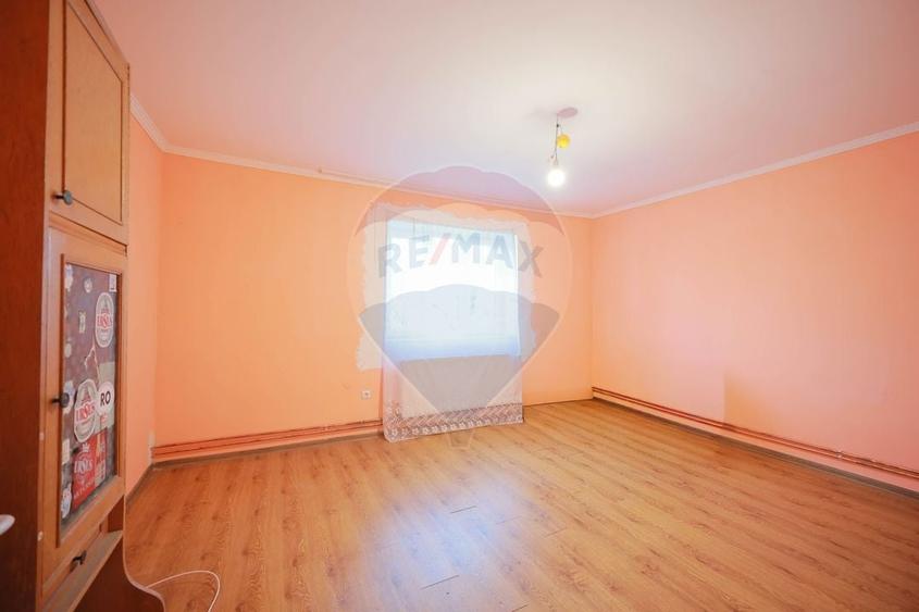 Casă cu 4 camere cu Teren 2440 Mp în Alparea