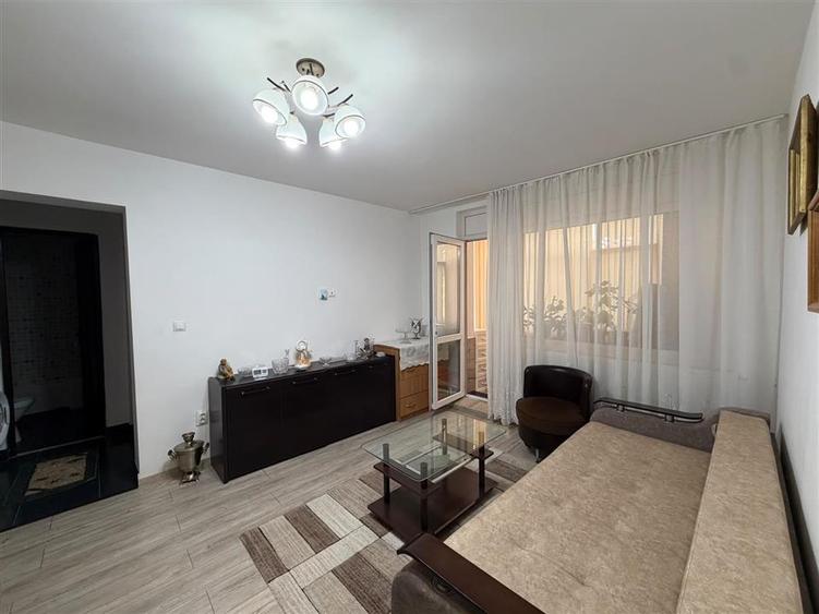 Apartament cu 2 camere semidecomandat în Podu Roș