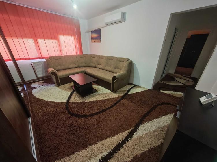 Apartament cu 3 camere semidecomandat în Dacia
