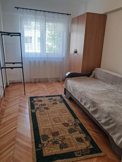 Apartament 3 camere etaj 1, strada Siretului - 4