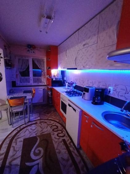 Apartament cu 3 camere decomandat, mobilat în Florești