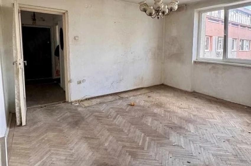 Apartament cu 3 camere semidecomandat în Iancului
