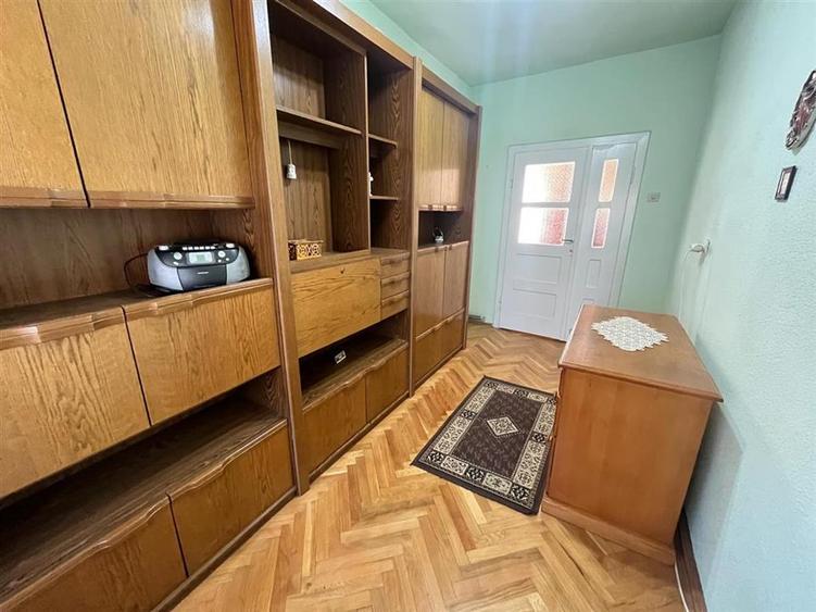 Casă individuală cu 4 camere cu Garaj în Lupeni
