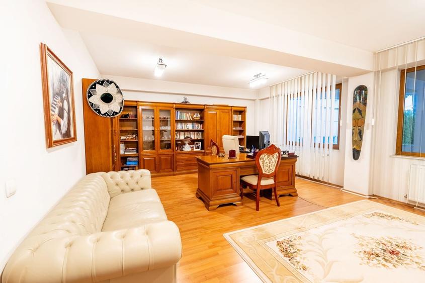 Casă individuală cu 20 camere cu Piscina în Ultracentral