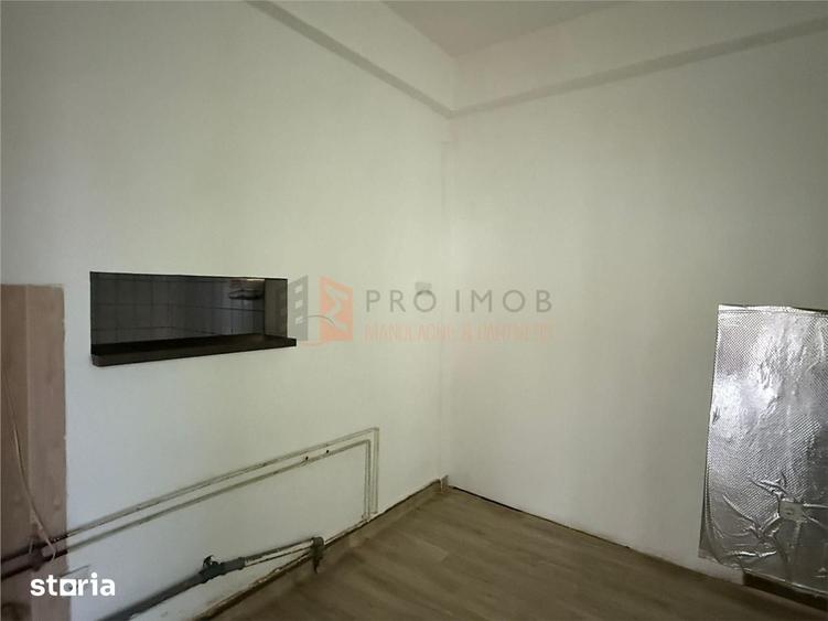 Casă cu 8 camere decomandat cu Teren 30 Mp în Siriu