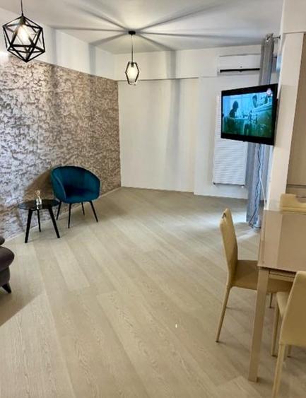 Apartament cu 3 camere semidecomandat, mobilat în Tineretului