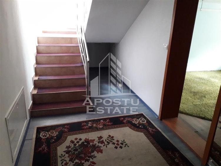 Casă individuală cu 8 camere cu Canalizare în Lugojului