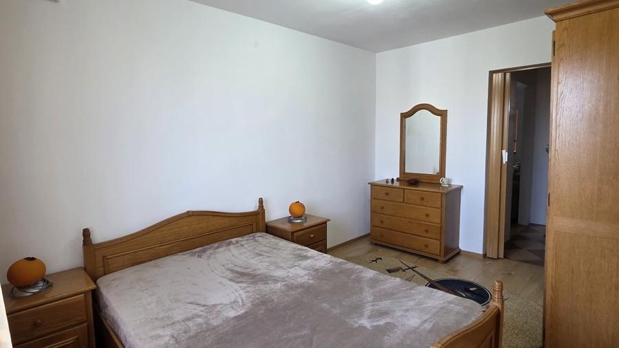 Apartament cu 4 camere semidecomandat, mobilat în Trivale
