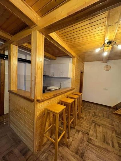Casă individuală cu 8 camere cu Canalizare în Colibița