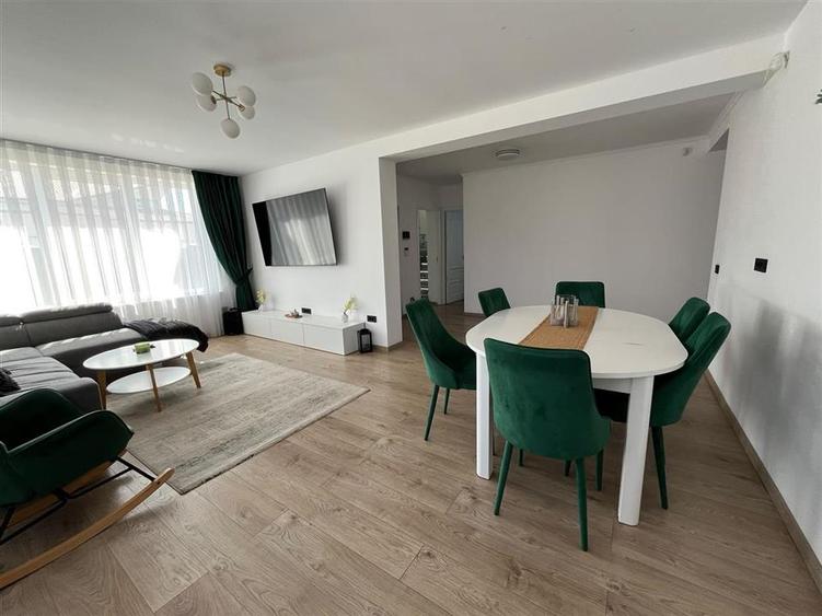Casă cu 6 camere cu Teren 660 Mp în Sânmartin