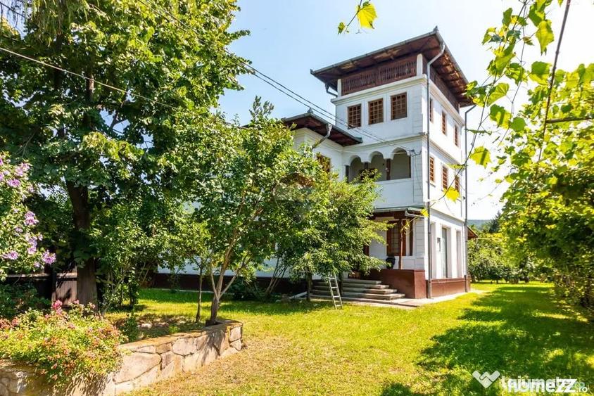 Casă cu 7 camere cu Teren 3425 Mp în Central