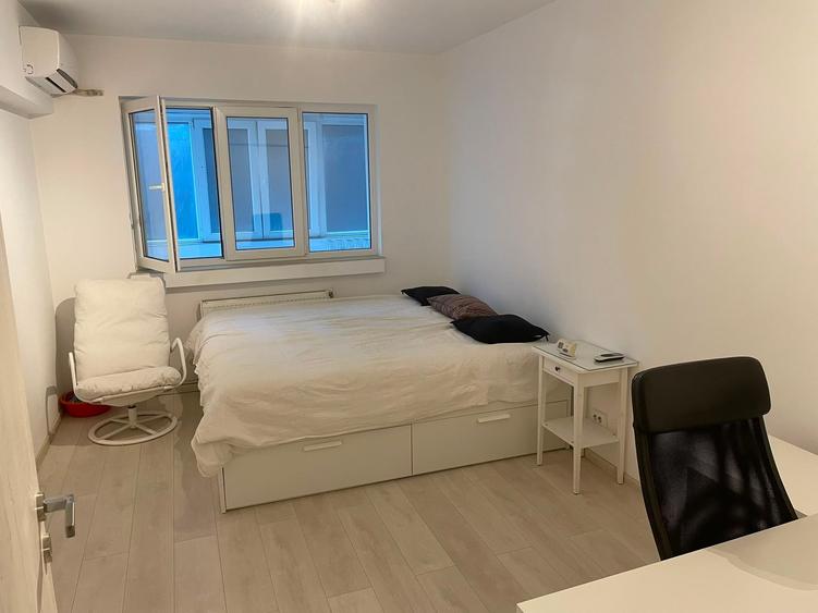 Apartament cu 3 camere decomandat, mobilat în Calea Victoriei