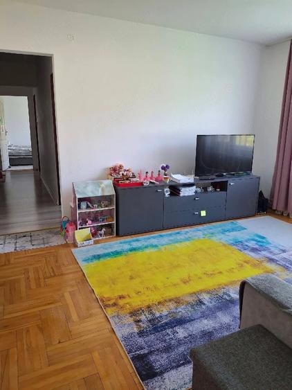 Apartament cu 3 camere semidecomandat în Exterior Vest