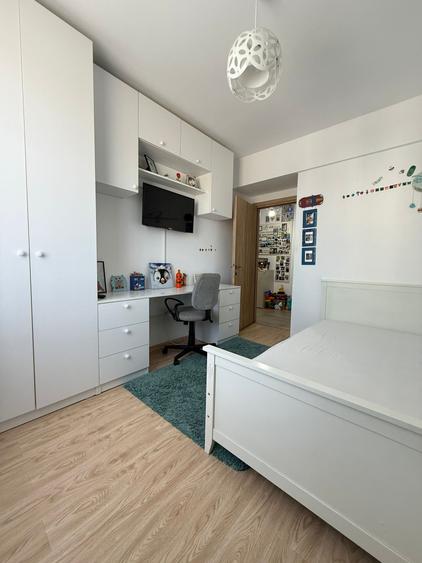 Apartament cu 3 camere semidecomandat în Metalurgiei