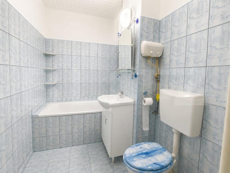 Apartament cu 3 camere decomandat, mobilat în Zarand