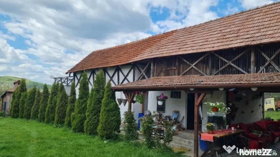 Casă cu 7 camere cu Teren 20855 Mp în Central