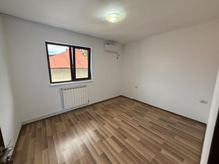Casă individuală cu 5 camere cu Canalizare în Banu Manta