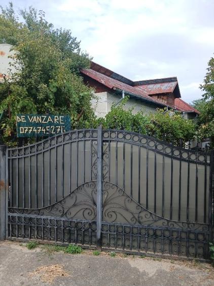Casă individuală cu 5 camere cu Teren 2900 Mp în Cârstani