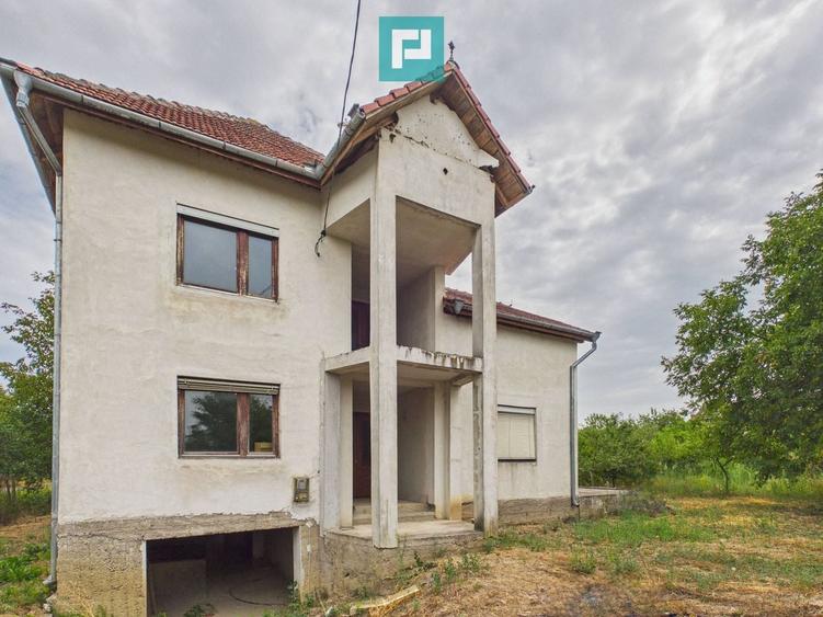 Casă individuală cu 6 camere cu Canalizare în Almaș