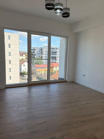 Apartament cu 4 camere decomandat în Dâmbul Rotund