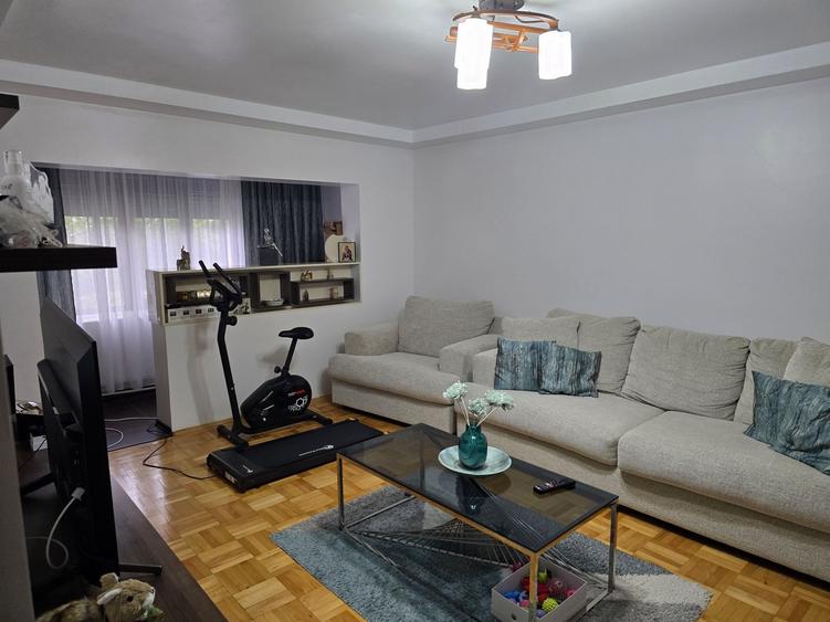 Apartament cu 4 camere decomandat în Central