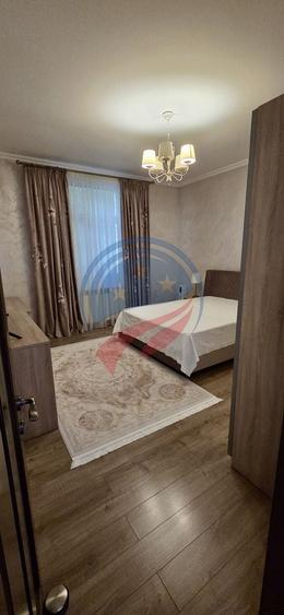 Casă individuală cu 8 camere cu Canalizare în Central