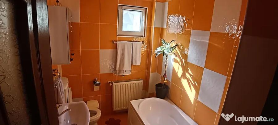 Casă cu 7 camere cu Teren 300 Mp în Central