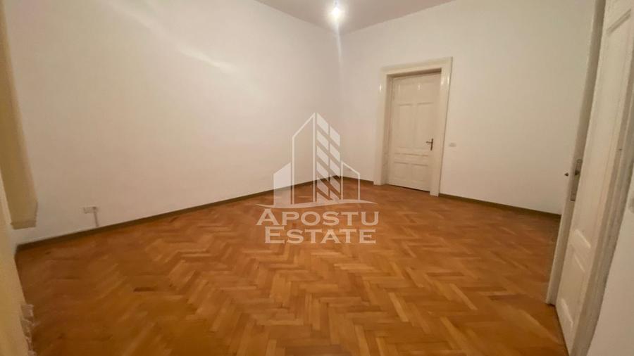 Apartament cu 4 camere decomandat în Central