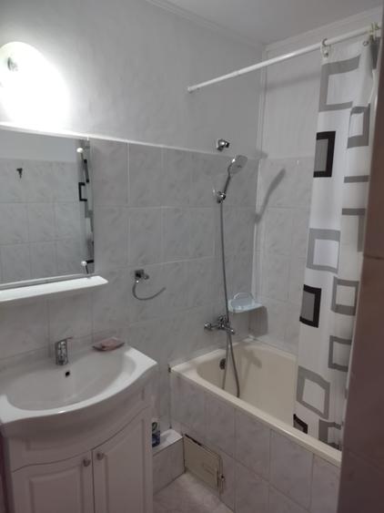 Apartament cu 3 camere decomandat în Obor