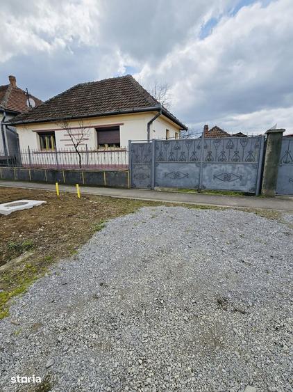 Casă cu 4 camere cu Teren 700 Mp în Rontău