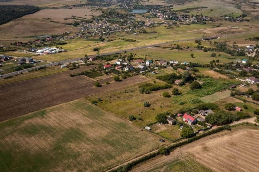 Teren de 2340 mp, în Miroslava
