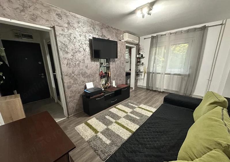 Apartament cu 2 camere nedecomandat în P-ța Doina