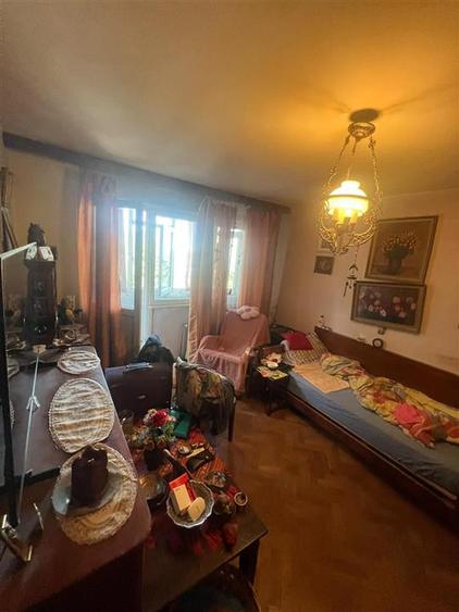 Apartament cu 3 camere semidecomandat în Podu Roș