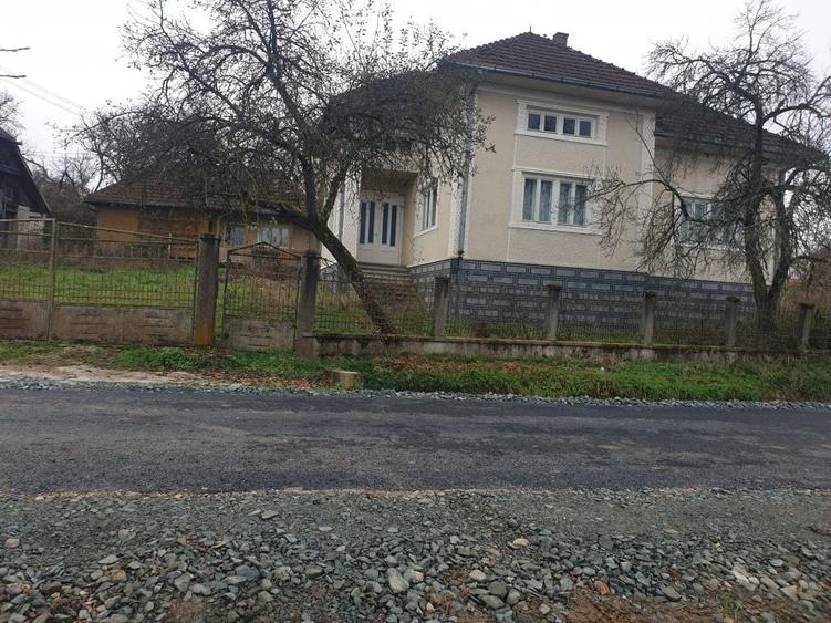 Casă cu 4 camere decomandat în Central