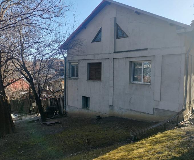Casă cu 4 camere în Mărăcineni