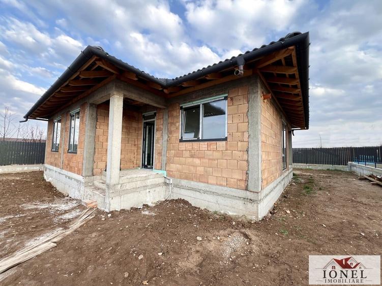 Casă individuală cu 4 camere cu Canalizare în Est