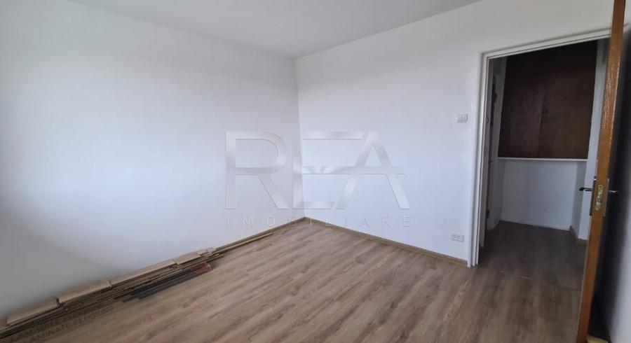 Apartament cu 3 camere decomandat în Drumul Taberei