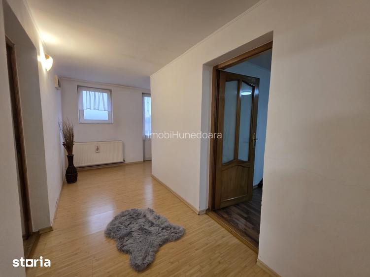 Casa spa?ioasa cu etaj, utilita?i complete ?i piscina Simeria, HD